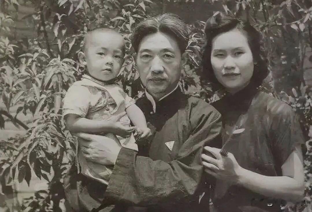 徐悲鸿一家三口的生活照