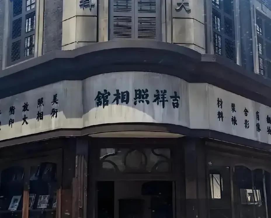日本外务省估计气得拍桌子了。《南京照相馆》上映才一周，日本外务省连夜提交23条外