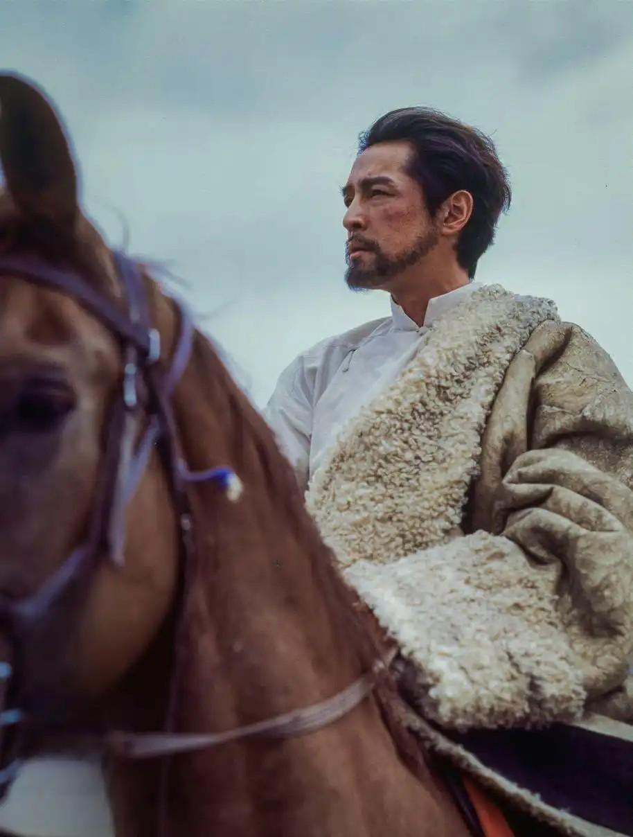 我觉得应该是胡歌。胡歌因饰演《生命树》中的多杰提名。可以看出胡歌是在用整个身心去