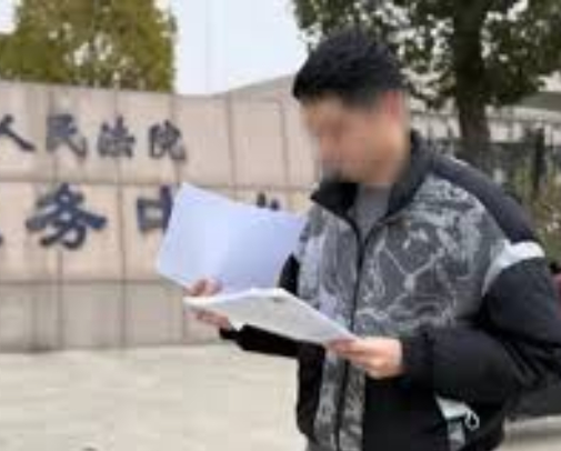 【#为涉黑母亲辩护法官被批准逮捕#】8月8日，大象新闻记者从南阳市相关部门了解到