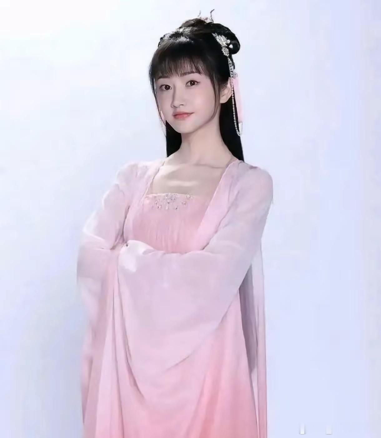 当年《沉香如屑》原定的女主是景甜，她和成毅的定妆照都拍好了，最后却是杨紫来救场，