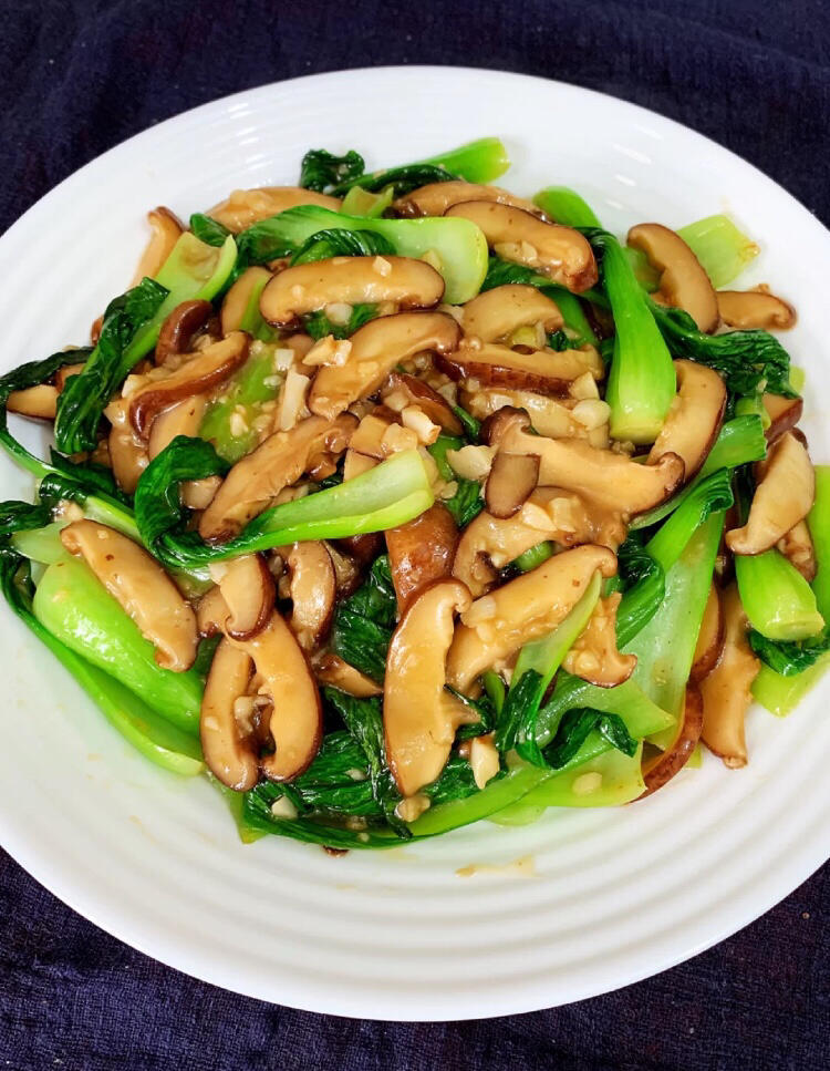 炒菜放盐有诀窍，牢记4点变大厨 炒菜看似平常，实则暗藏玄机，其中放盐时机更是关键