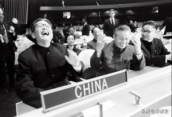 1985年，乔冠华归葬故乡盐城遭到拒绝，妻子章含之无奈之下找到一个人帮忙，此人在