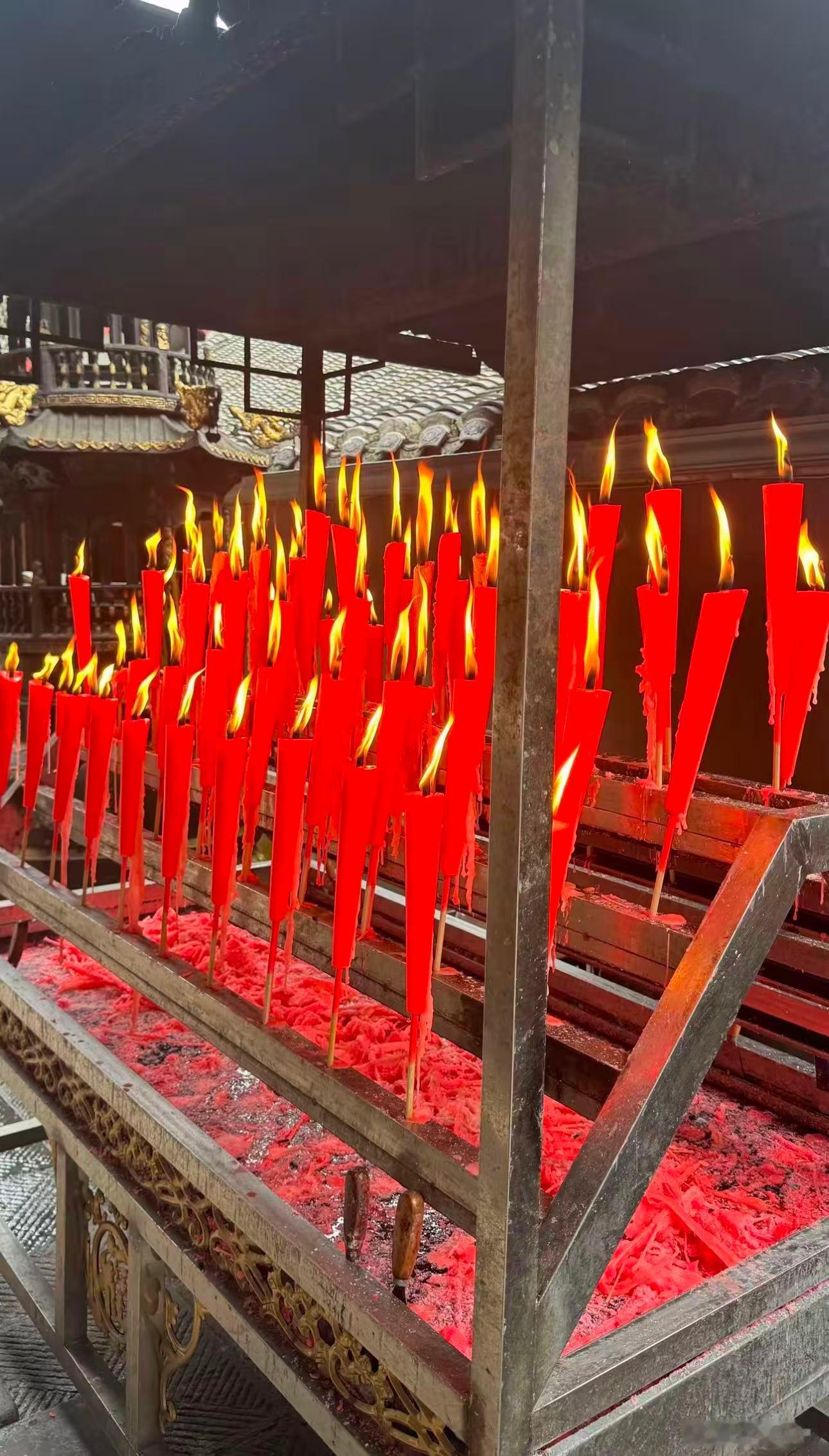 今天的农历七月廿二，也是“财神节”。以烛台红蜡供奉财神，你的财运如同火焰向上，生