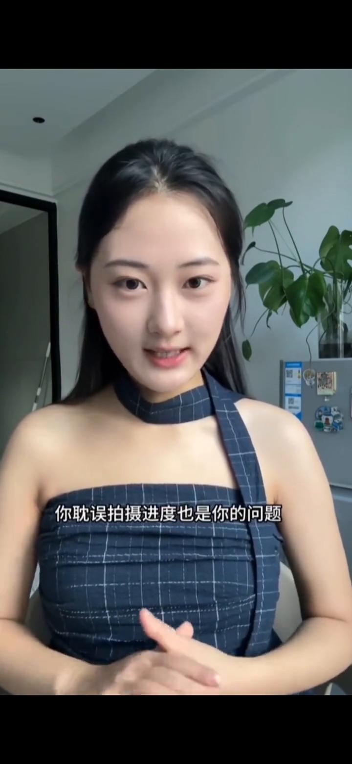 就是景甜的笑容，她是一个很爱笑又十分温柔的女孩。拍不到我的时候，我就会躲到监视器