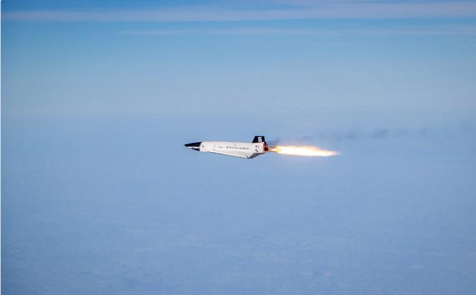 图中的飞行器是平流层发射系统公司（Stratolaunch）研发的 Talon-