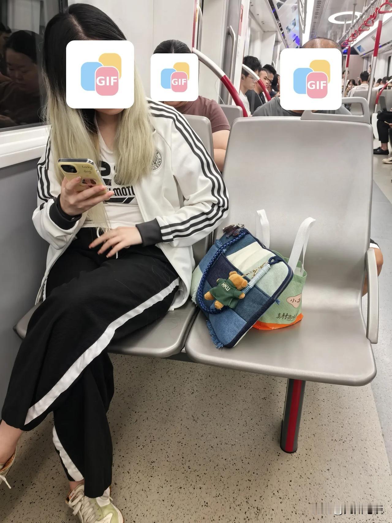 含金量一个比一个厉害！
对面女孩包包上的玩偶挂饰，玩偶衣服上写着三个字母，堪称是