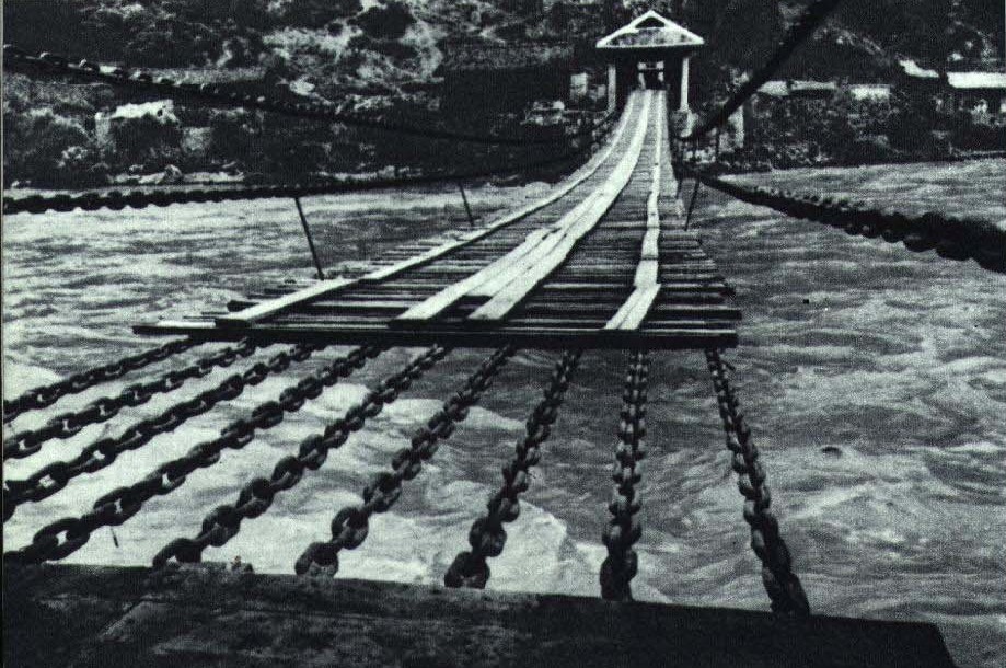 飞扬军事 1935年5月27日，红一军团红二师第四团从安顺场出发，全速向泸定桥方