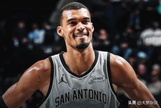 凯尔特人跟马刺的比赛我看不懂啊，裁判我看不懂，杰伦布朗就在他眼皮底下被推了一把他