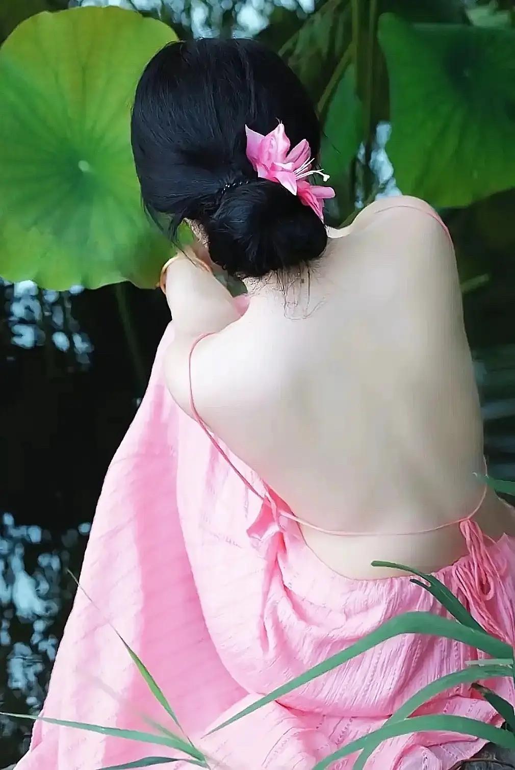 出青莲而不染，濯清涟而不妖