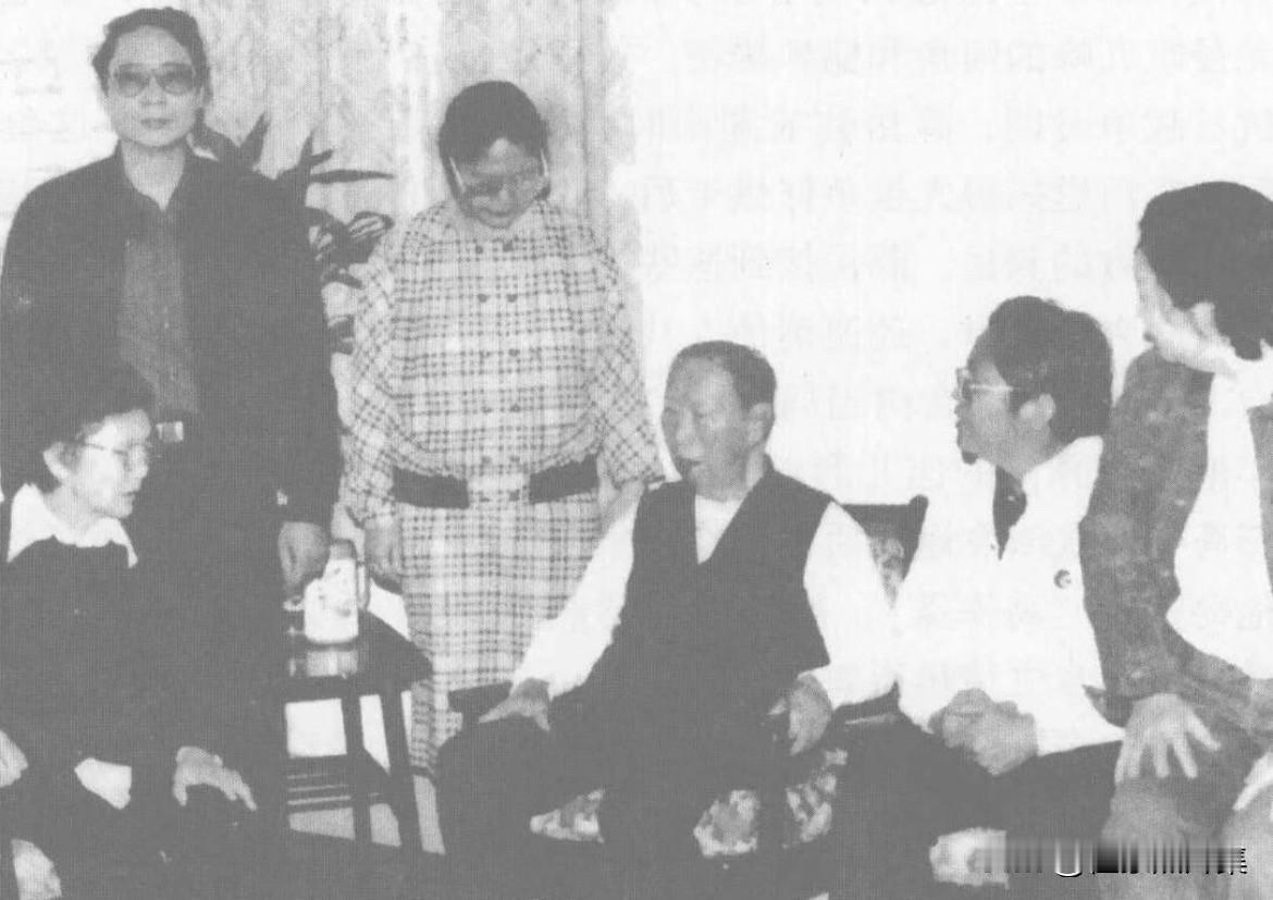 晚年的薛岳(中坐者）和后辈亲属在一起的合影。薛岳一生三娶，育有九名子女（五女四男