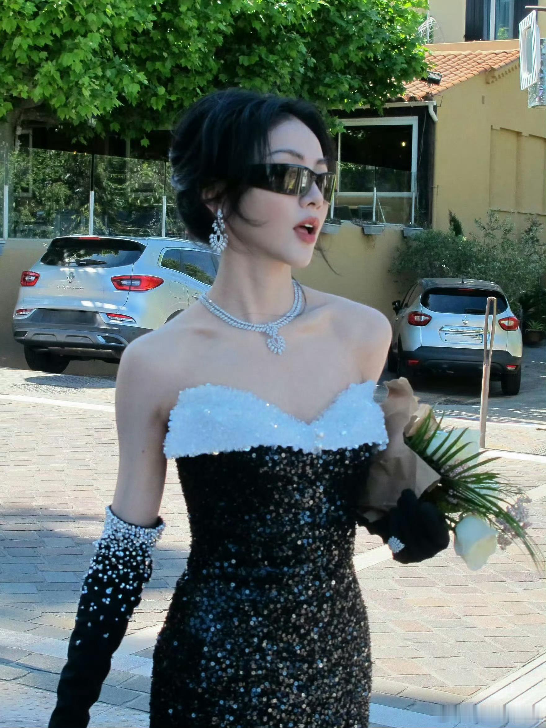 谢可寅自带一张有底气的脸谢可寅眼里都是底气温柔风格造型也藏不住气场，谢可寅眉眼柔