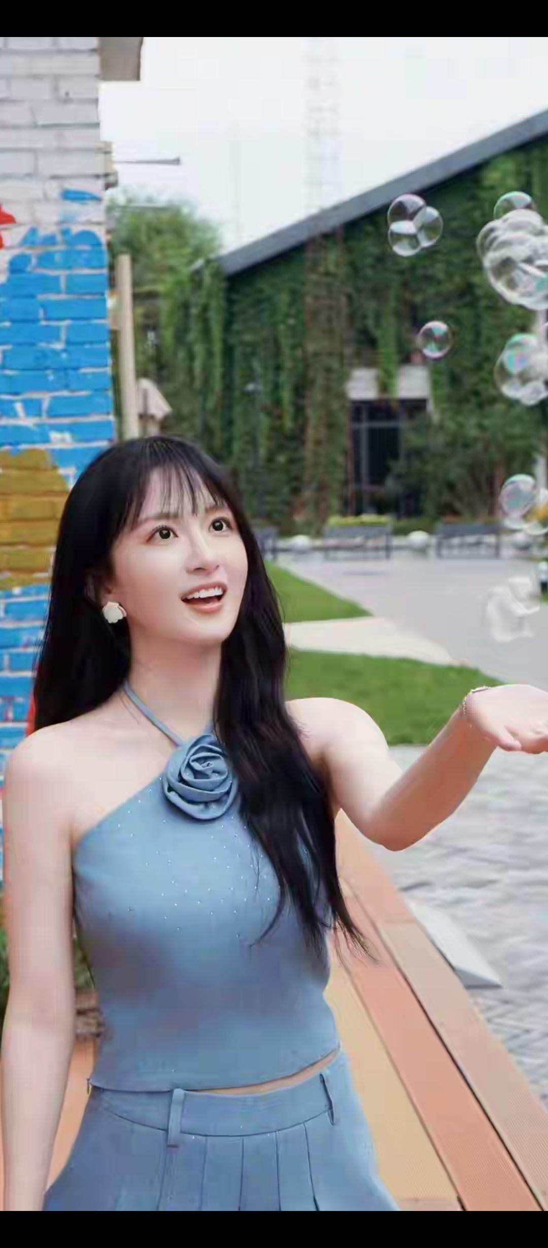 吹尽轻烟，笑看花开花落。