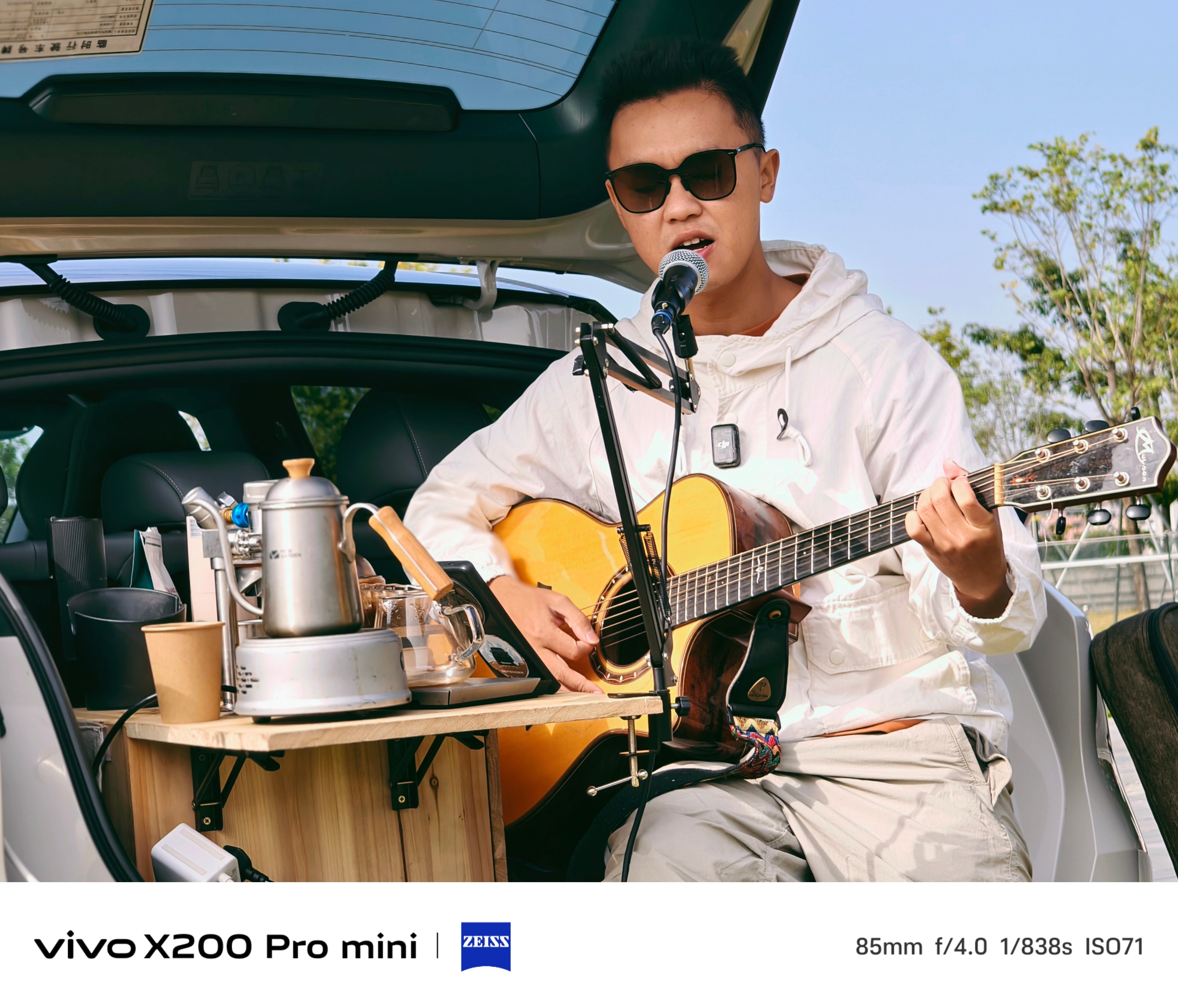 一辆车，一壶手冲，一把吉他。过气偶像街头卖艺也卖身，走过路过留个评论谢谢[跪了]