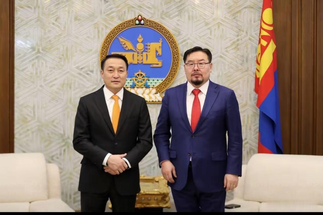 蒙古政坛二三号人物“同归于尽”，总统被迫出手否决国会决议，亲美派与亲华派已斗成一