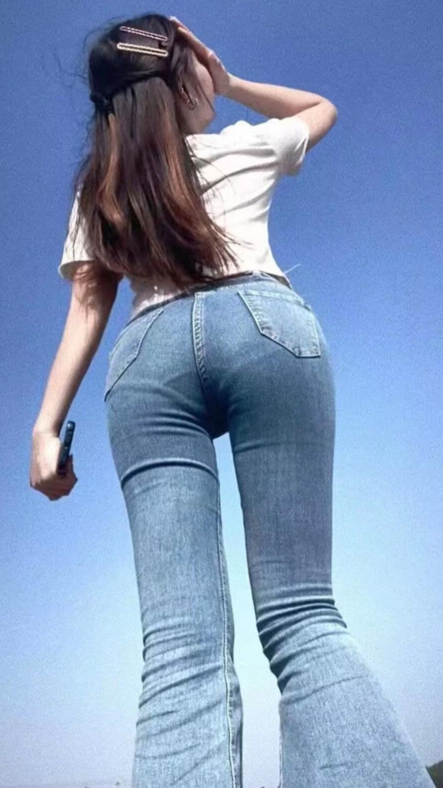 阳光下的牛仔女孩，自由自在，随性洒脱。