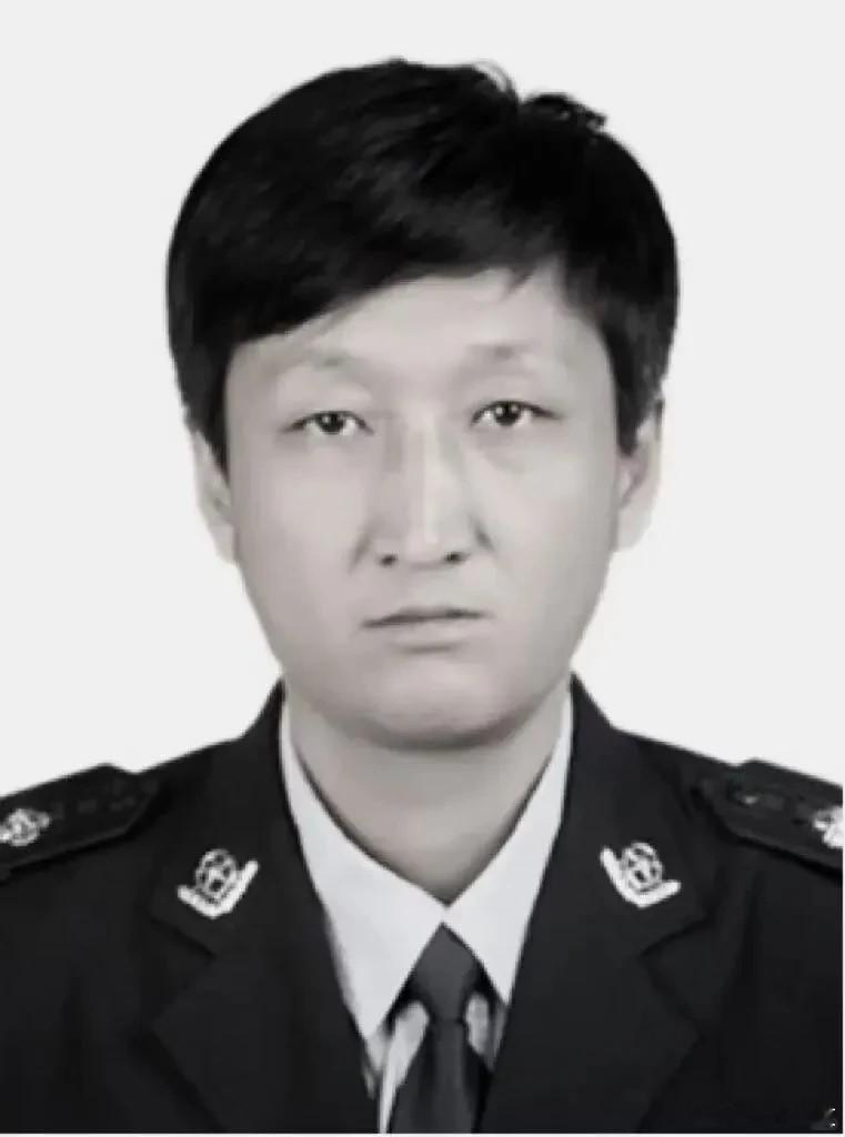 送别！民警尹宏伟在值班期间突发疾病去世 尹宏伟同志值班期间突发疾病不幸逝世，内蒙