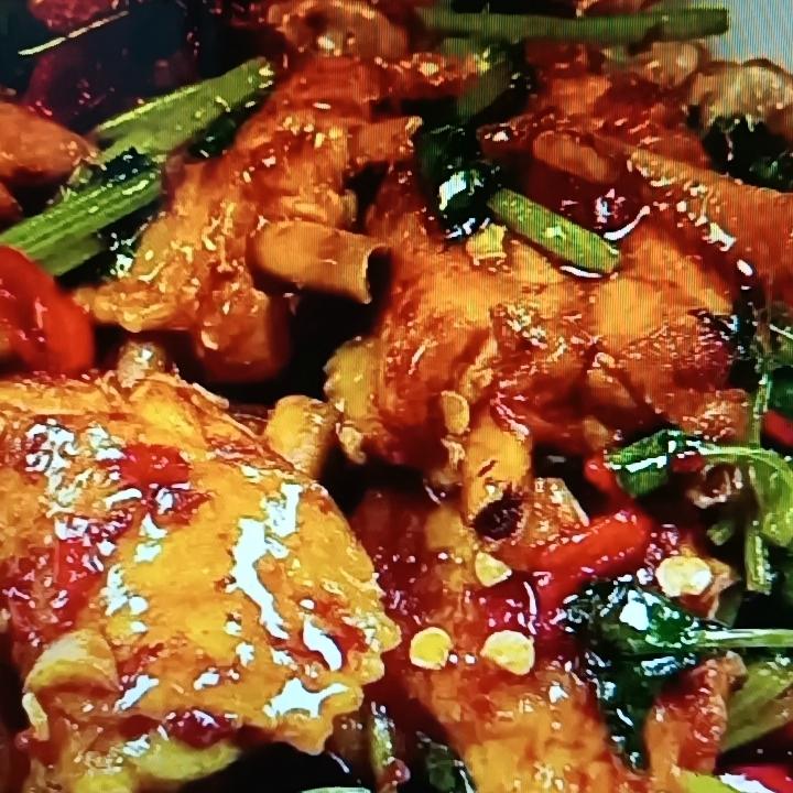 俗话说“十人九腰痛”，中老年人尤其容易被这问题困扰。其实通过饮食调养能起到一定作