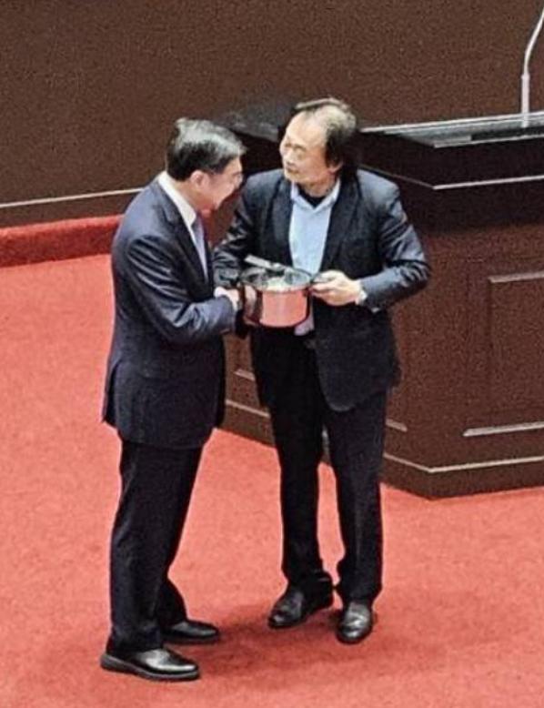 民进党籍“立委”王世坚在“立院”质询时送卓荣泰一口压力锅并声称要“卓顶住压力，炖
