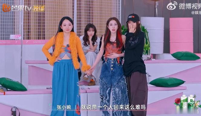 王珞丹看到谭薇选了宋妍霏的反应乘风2025四公组队超刺激，王珞丹愣五秒，随后勇敢