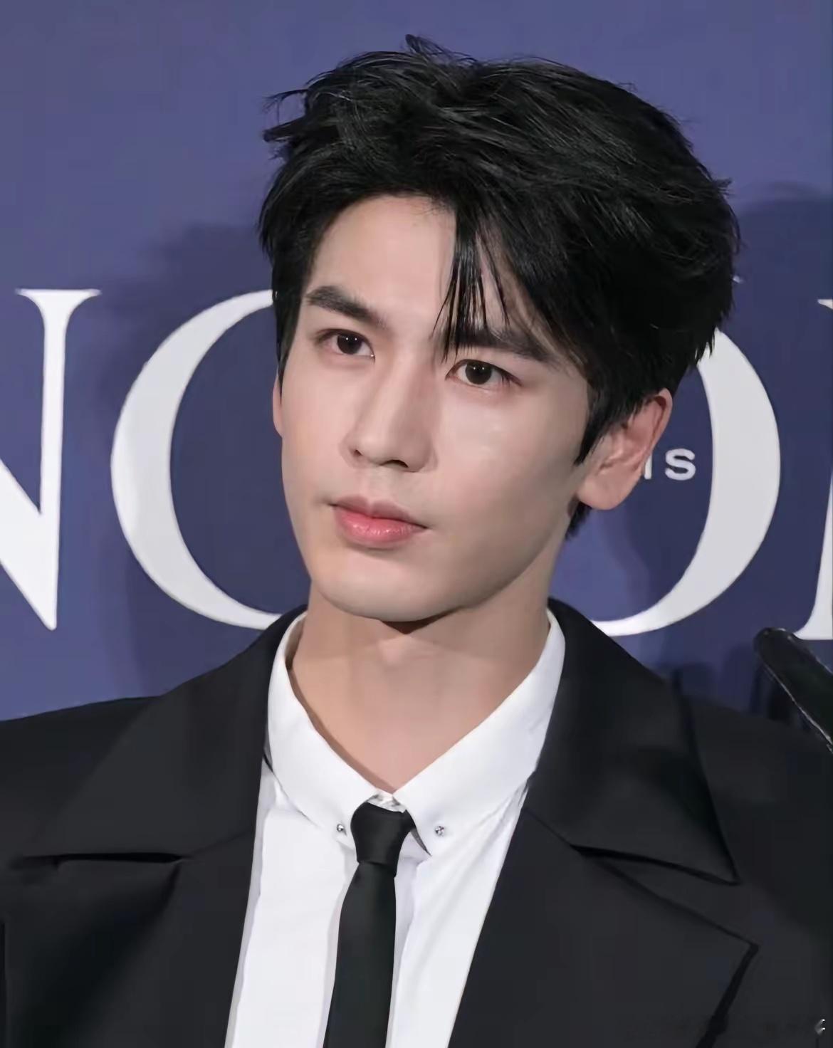 张凌赫妆前妆后，这差距大不大？ 