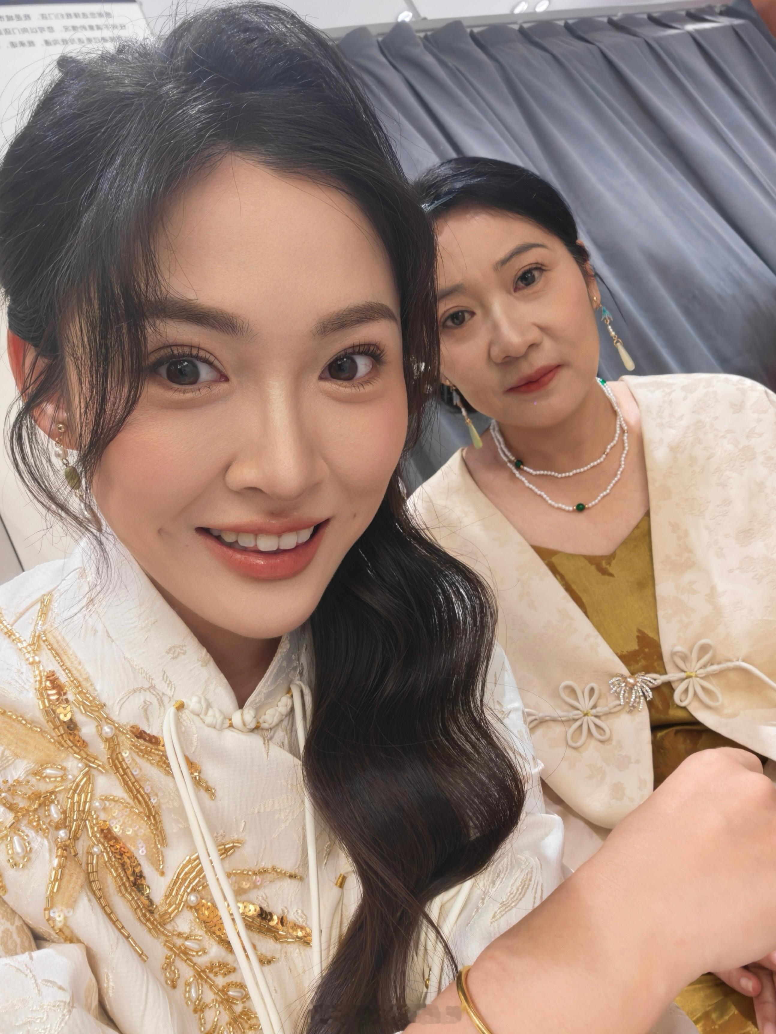 今天来和妈妈拍照，虽然海马体的摄影师和后期非常流水线，但是化妆师真是没得说啊👍