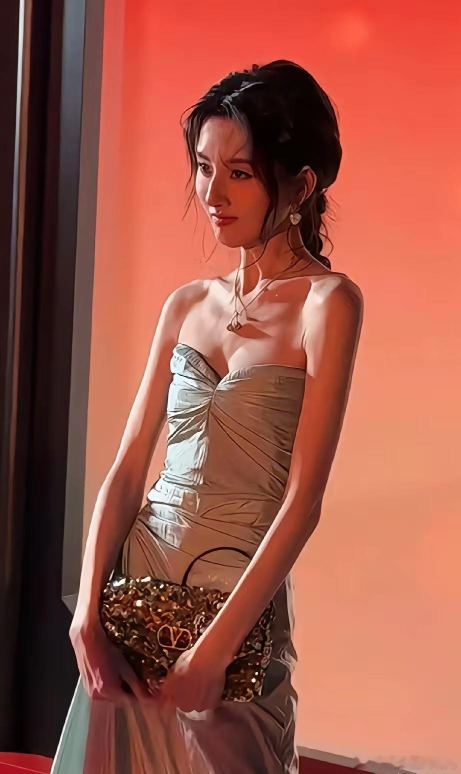 你们觉得宋祖儿这是美吗？说真的，演员不好当，为了上镜，米饭都用数粒数。宋祖儿瘦成