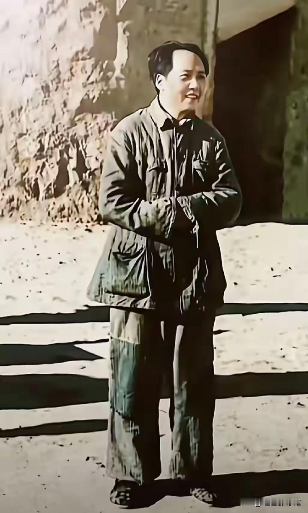 这张照片是抗战时期毛泽东在延安身着补丁军装的真实影像，彰显了革命年代艰苦朴素的作