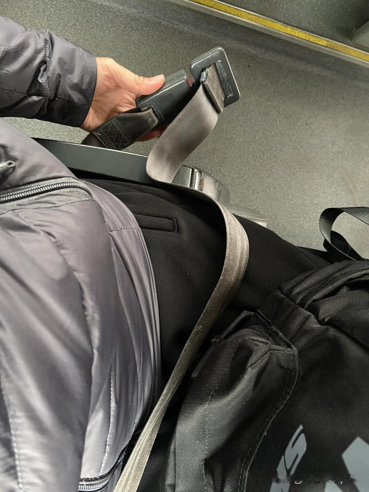 形式主义害死人啊！安全带都松成这个样子了，还非让带着[捂脸]

今天早上坐长途汽