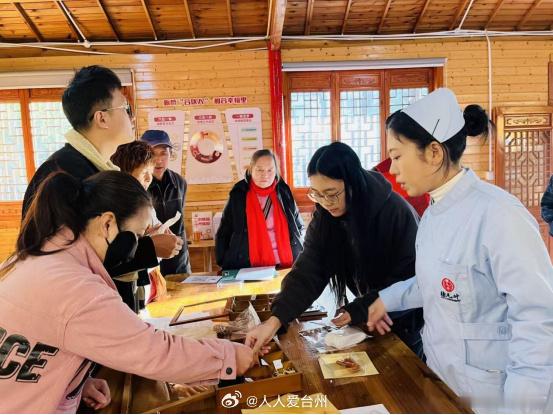 台州椒江茶香暖冬邻里情更浓 指尖调配天然花草，杯中沉淀冬日暖意。这场DIY不仅是