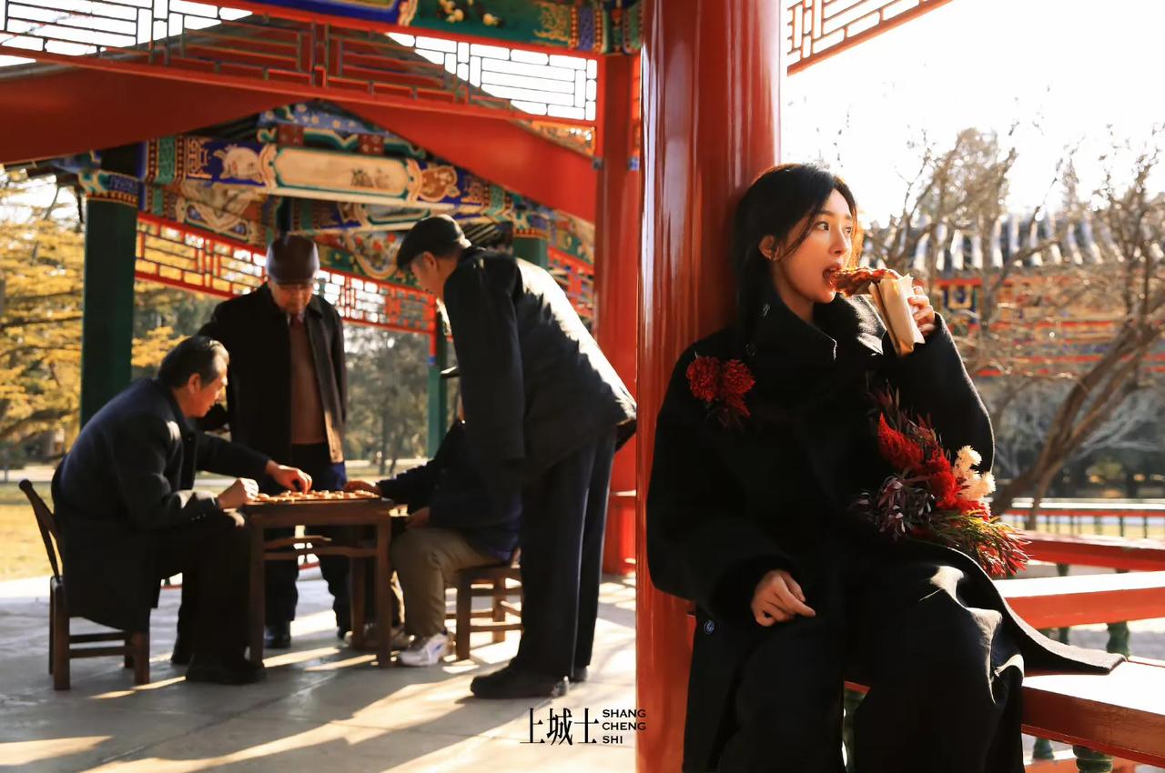 近日，杨幂为《上城士》杂志拍摄的开年封面大片曝光，引发广泛关注。此次拍摄选址于北