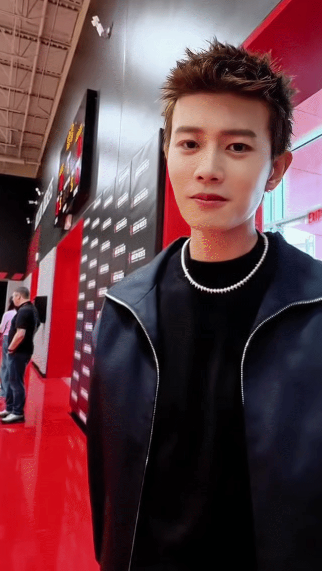 大家天天都在念叨任嘉伦怎么还没有消息，都看不到踪影儿了[大金牙][大金牙]
这不