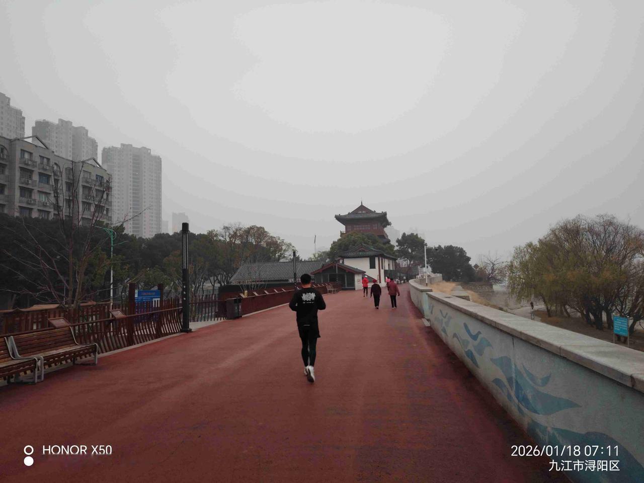 我的今日状态：😁轻松愉快
我这里的天气：🌤️多云2026年1月18日长江岸边