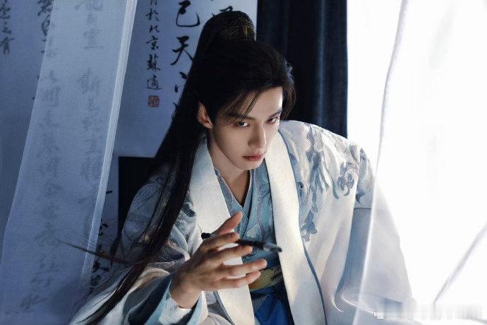 何与扛剧能力百花杀热度这数据蹭蹭涨的真吓人，开播没两天就断层第一了，我身边好几个