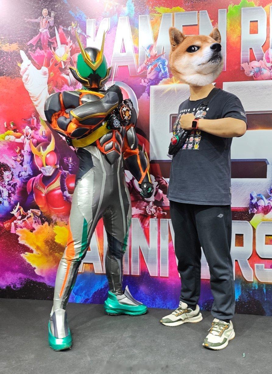 终于跟假面骑士zzz 灾厄大王合影了感觉没想到摆啥pose