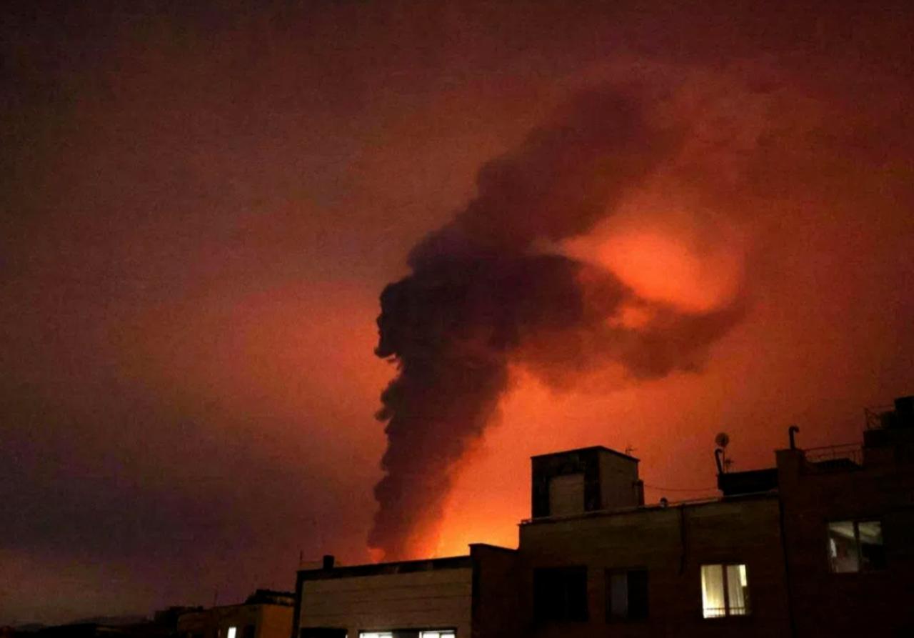 陷入“胆小鬼博弈”困境，特朗普想逃，明确想与伊朗达成协议，强调最大敌人不再是伊朗