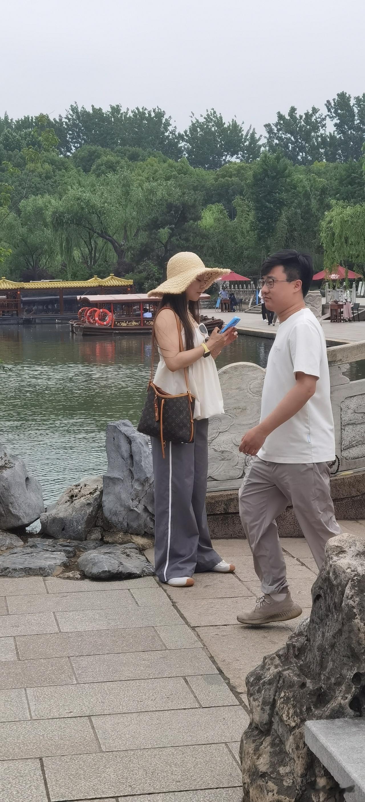 生活中，瞬间的美、动中之美无处不在，不用非得在打卡点，随手一拍就可能出片。就像抓