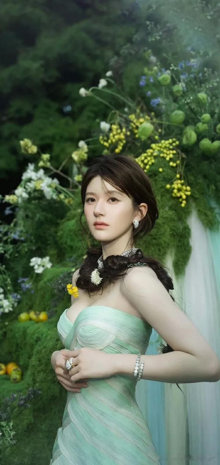 在梦幻森林中，我见到了那位优雅女神。
她身着蓝色连衣裙，像静谧的湖水，每处褶皱都