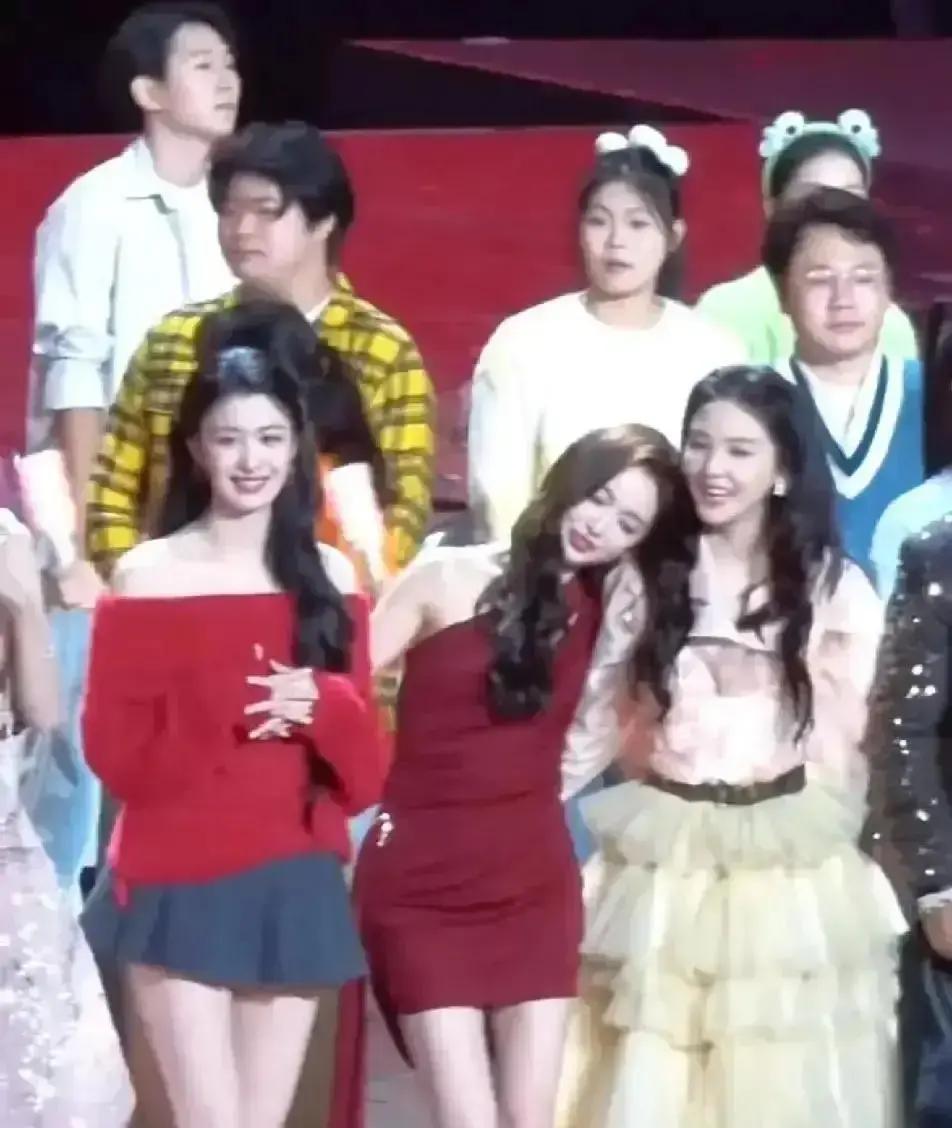 杀青3个月，微信只剩工作群
 
剧组像加速版人生。112天朝夕相处，拍完立刻归零