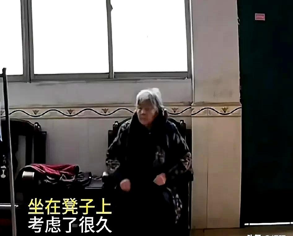看完这段视频，真的绷不住了。
83岁的奶奶生了病，怕拖累家人，做了个让人心疼的决