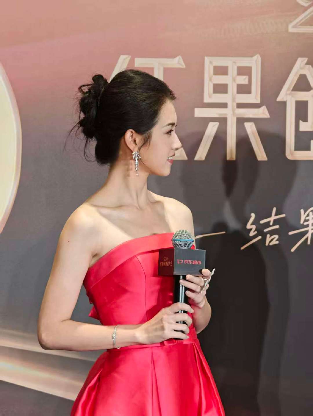 郭宇欣天鹅颈郭宇欣肩颈线条郭宇欣肩颈线条好纤细 