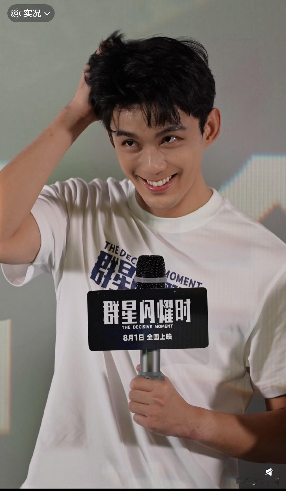 说真的，
看到《群星闪耀时》提档两天就撤档，
我第一反应不是心疼导演，也不是心疼