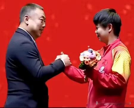 好温馨! 颁奖仪式上
刘国梁教练向孙颖莎送鲜花握手
颁奖仪式的场面那叫一个
主打