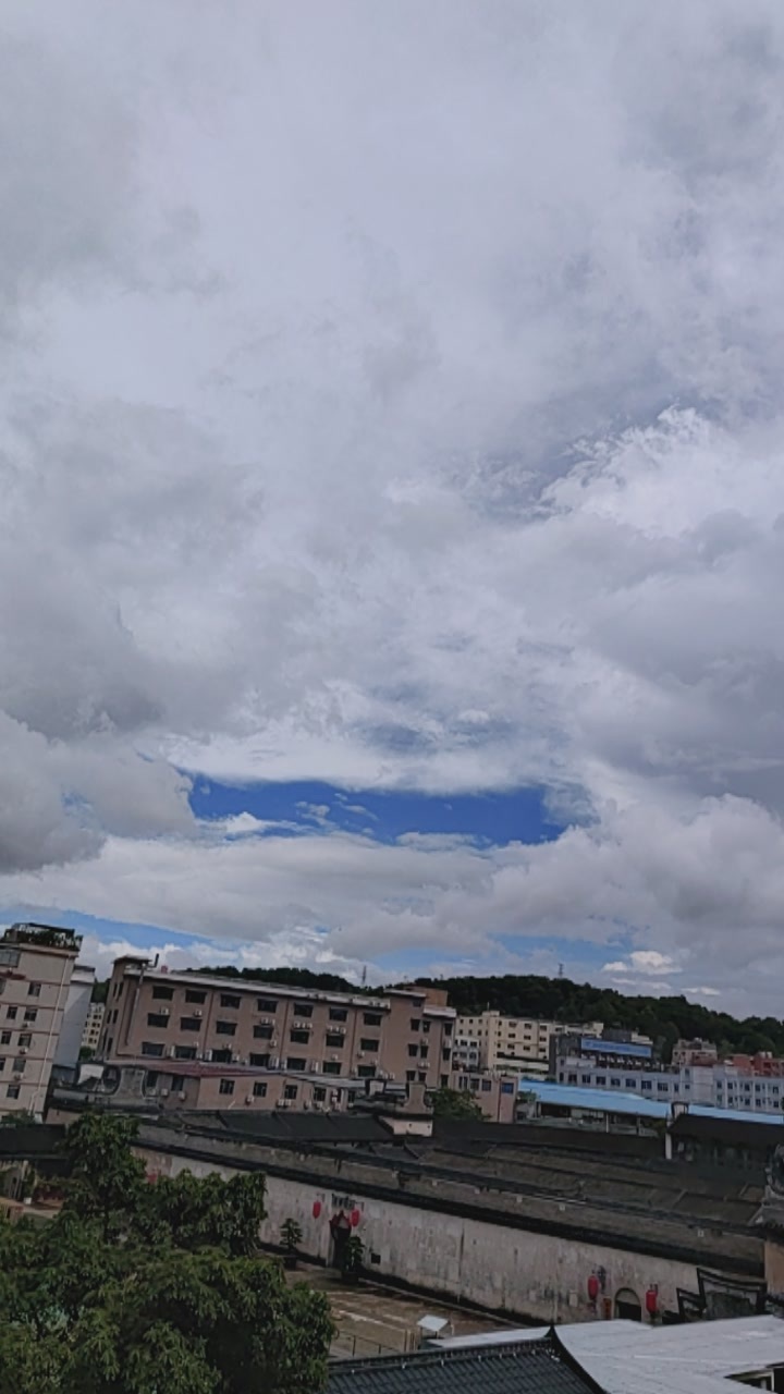 深圳天气凌晨下了一场大雨，上午下了阵雨，现在又出太阳，要不要出门好？[二哈][二