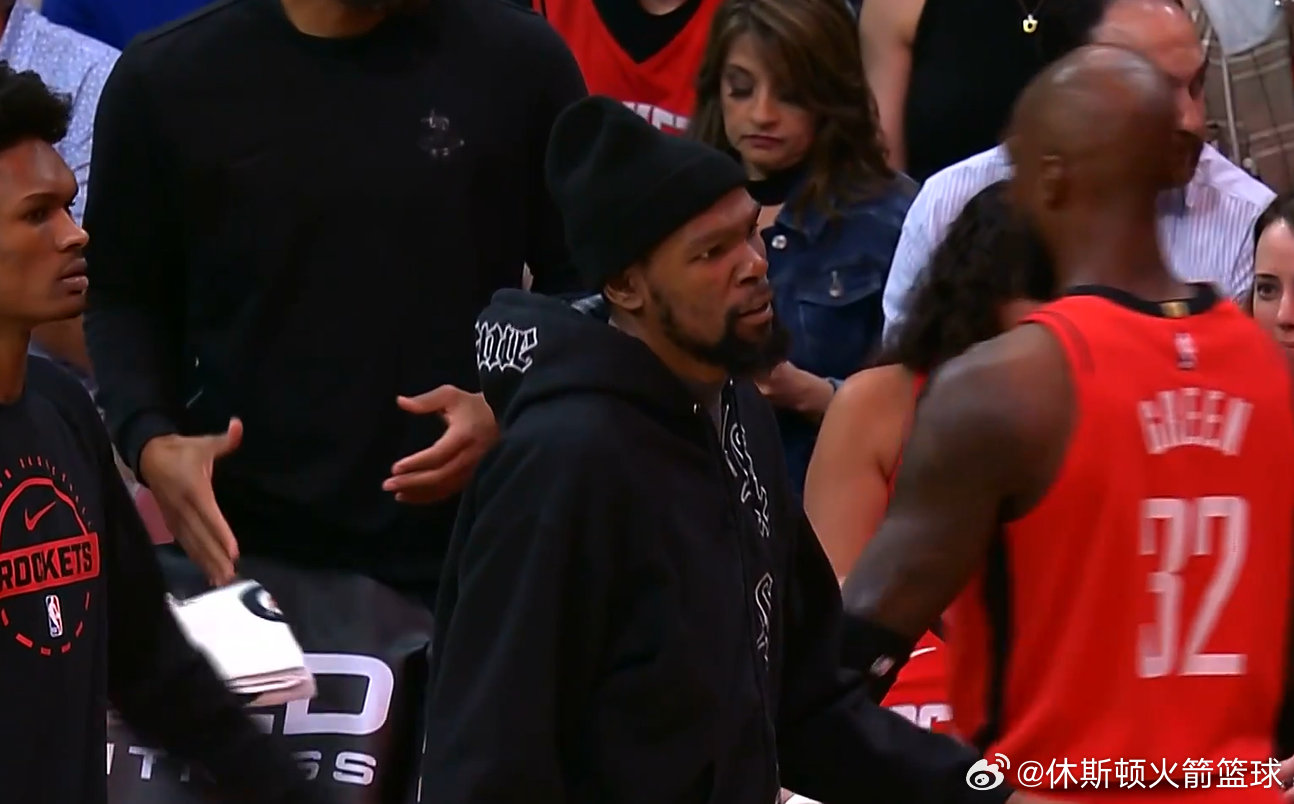 KD休闲装在替补席迎接队友！！！nba常规赛灰熊vs火箭休斯顿火箭