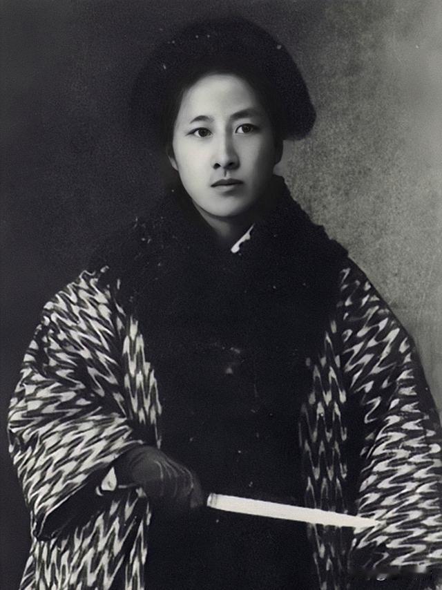 这是一位从福建深闺走出，却活成了中国近代史上最敢打破规则的女人，她原本家境殷实，
