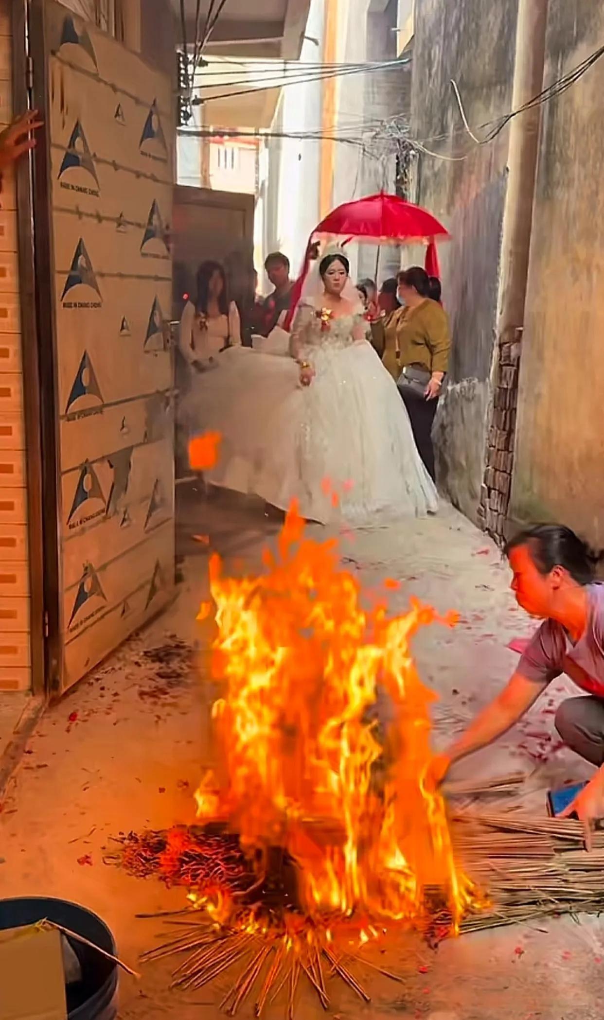 新娘跳火盆是中国传统婚礼习俗，‌寓意是驱邪避灾、祈求婚后生活红红火火、人丁兴旺‌