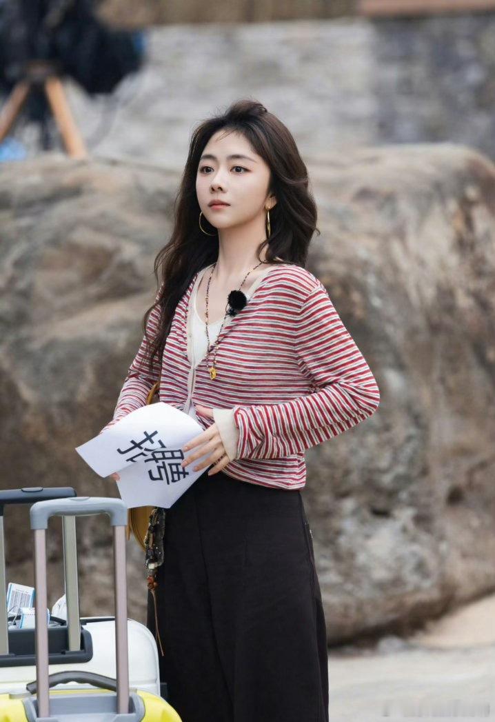 甜妹贴贴就是最治愈的！看到她们就相信了女生之间纯粹的友谊。沈月谭松韵女宝之间的友