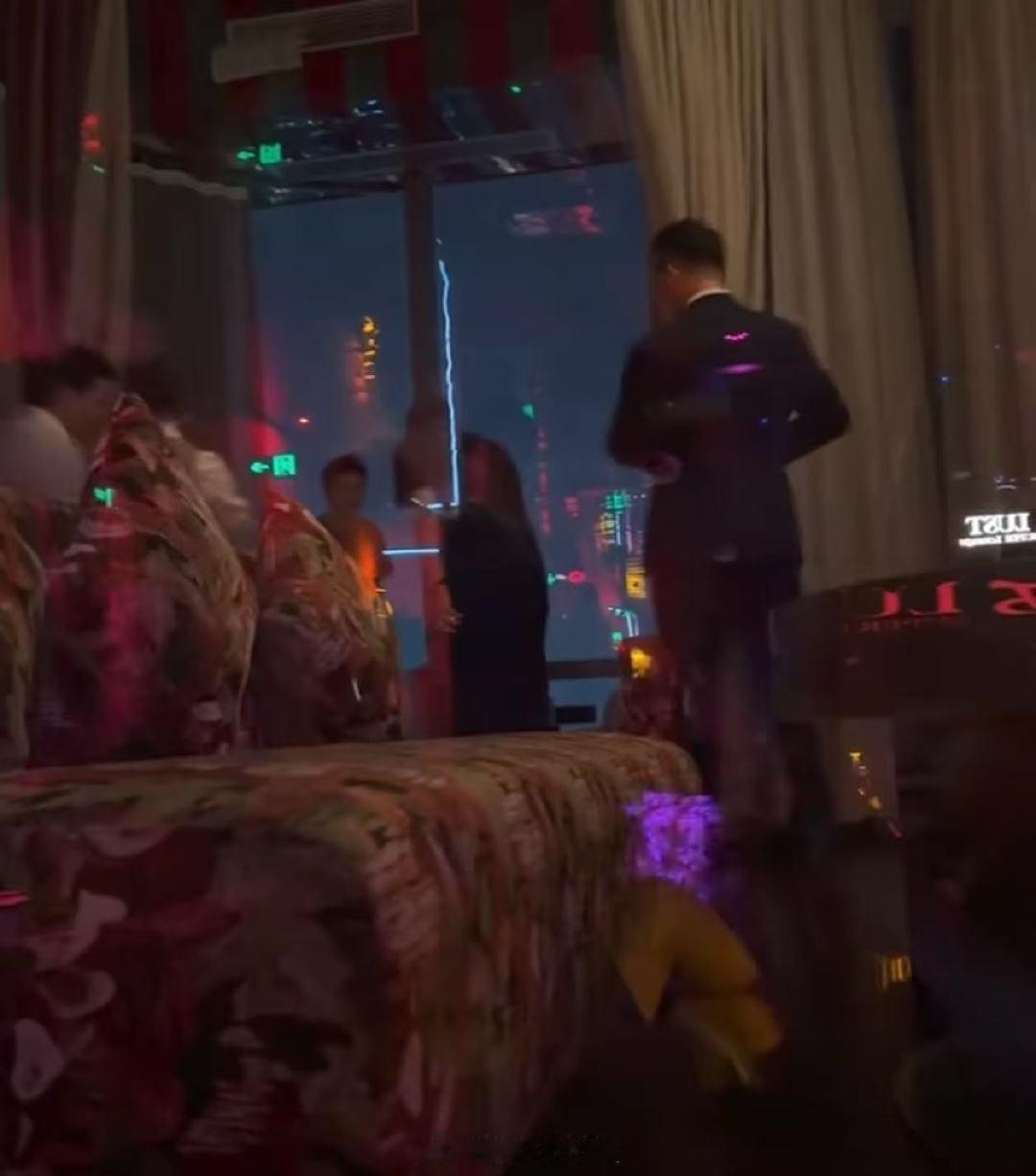 酒吧偶遇鹿晗老舅成都酒吧偶遇鹿晗老舅！成都酒吧偶遇鹿晗老舅