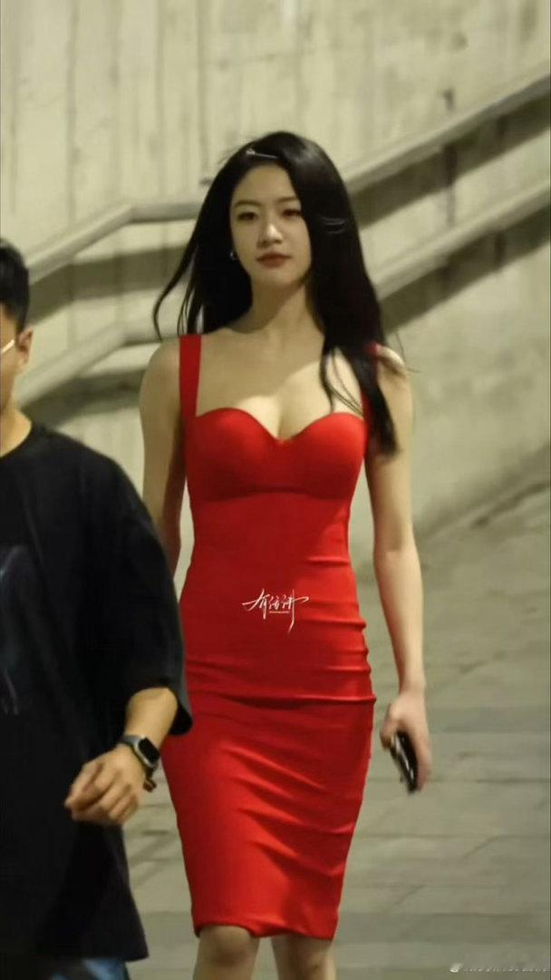 向涵之妈咪向涵之美貌向涵之妈咪，向涵之美貌，谁懂昨天一身红裙搭配黑长直妥妥的港风